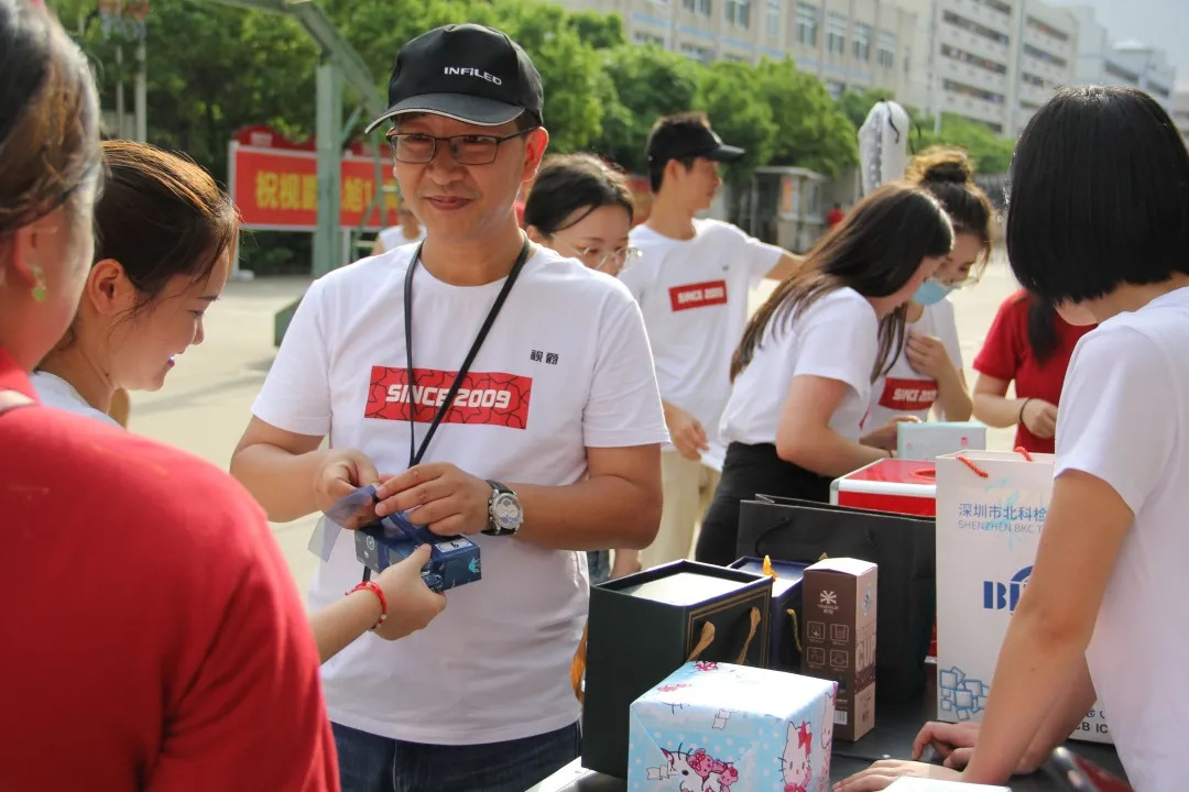 視爵光旭十一周年慶視爵人在互換禮物